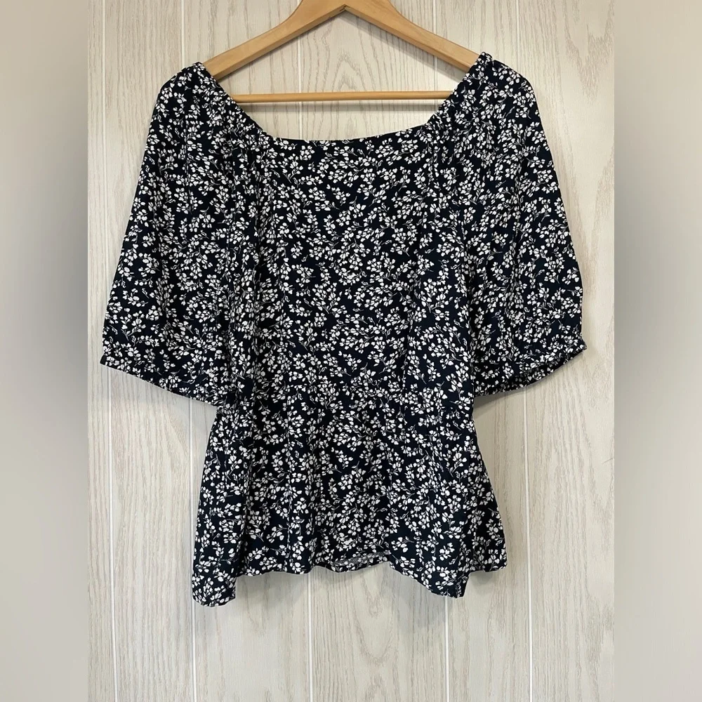 Loft Women's Blouse Large Navy White Floral Smocked Scoop Neck Short Sleeve NWT - Picture 4 of 4